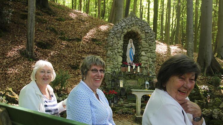 Schöne Tradition: Während der Kräuterwanderung zünden die Dienstagsstammtisch-Damen alljährlich an der Maria-hilf-Grotte ein Kerzchen an. Unser Bild zeigt  Gerlinde Trunk, Christel Fabian und Maria Neumann vor der Grotte im Wald, die ein Soldat und seine Freunde einst aus Dankbarkeit über die Heimkehr aus dem Krieg errichteten. Fuchs