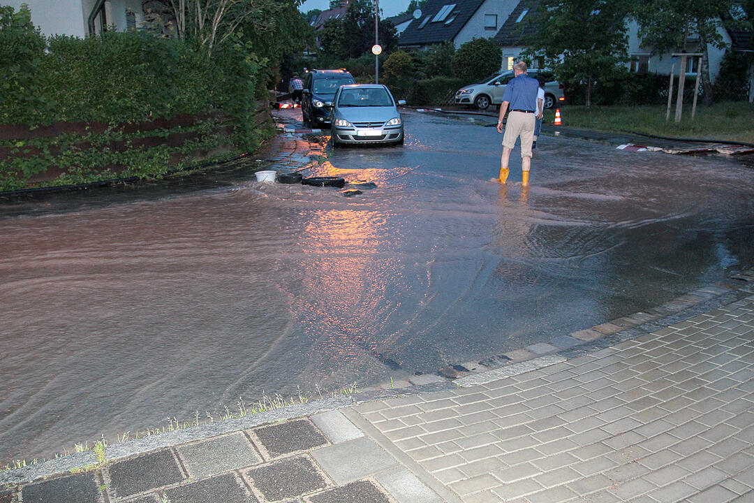 Nürnberg: Beschädigte Leitung setzt einen ganzen Straßenzug unter Wasser