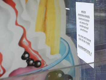 Die Eisdielen-Filiale in Lichtenfels am Oberen Tor hat in diesem Jahr noch nicht eröffnet - weil es an Personal fehlt, wie auf einem Schild an der Tür zu lesen ist. Foto: Popp
