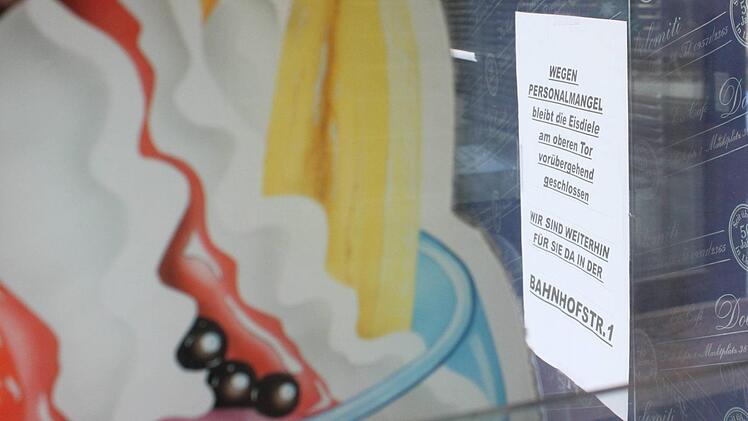Die Eisdielen-Filiale in Lichtenfels am Oberen Tor hat in diesem Jahr noch nicht eröffnet - weil es an Personal fehlt, wie auf einem Schild an der Tür zu lesen ist. Foto: Popp