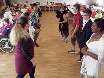 Sein Sommerfest feierte das Caritashaus St. Bruno zusammen mit der Sozialpflegeschule. Foto: Michael Streit