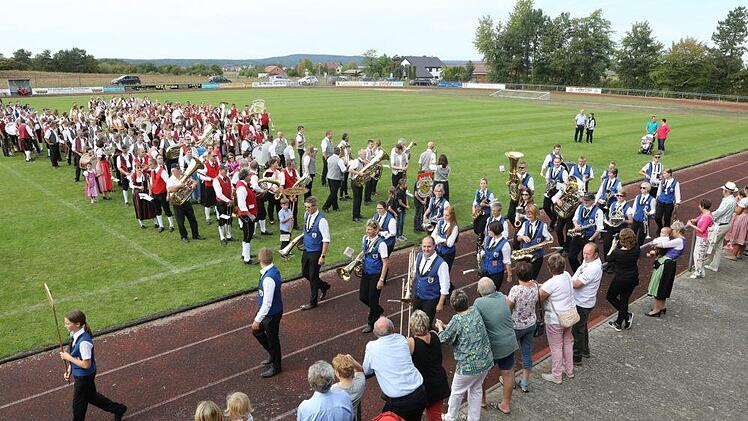 Der Festzug in Langensendelbach Foto: Barbara Herbst