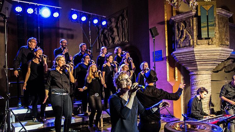 Mitreißender Auftritt vor zahlreichen Zuhörern: "Gospelrock und Band" aus Erfurt beim Gastspiel in St. Georg in Neustadt.Foto: Jochen Berger
