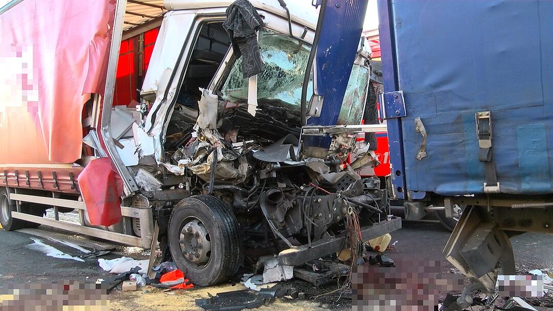 Schwerer Unfall auf A3: Lkw-Fahrer stirbt bei Zusammenprall