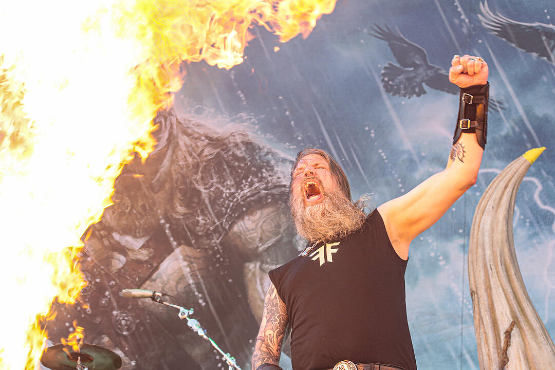 Amon Amarth bei Rock im Park 2019: Ganz viel Metal und Feuer bringt die Fans zum Durchdrehen