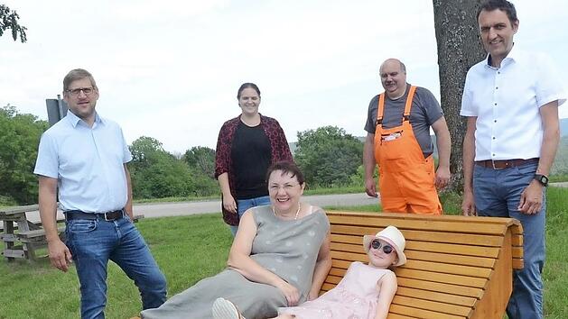 Sie freuen sich sehr &uuml;ber die Installation einer Holzliege am Wanderrastplatz bei Wildenberg, die vom Fremdenverkehrsverein Wei&szlig;enbrunn gespendet wurde: Von links (stehend), Michael Bohl, Tanja Renner, Gerd Stahlberger, B&uuml;rgermeister J&ouml;rg Neubauer, (auf der Liege), Dritte B&uuml;rgermeisterin Ruth T&ouml;lg und Johanna Bohl.  Foto: Karl-Heinz Hofmann