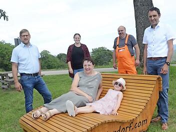 Sie freuen sich sehr über die Installation einer Holzliege am Wanderrastplatz bei Wildenberg, die vom Fremdenverkehrsverein Weißenbrunn gespendet wurde: Von links (stehend), Michael Bohl, Tanja Renner, Gerd Stahlberger, Bürgermeister Jörg Neubauer, (auf der Liege), Dritte Bürgermeisterin Ruth Tölg und Johanna Bohl.  Foto: Karl-Heinz Hofmann