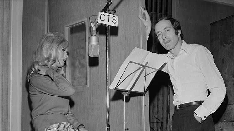Gefragter Star: Nancy Sinatra nimmt 1967 gemeinsam mit Komponist John Barry den James-Bond-Song "You Only Live Twice" auf.