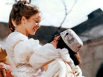 Wann läuft "Drei Haselnüsse für Aschenbrödel"? - großer Überblick Vor 50 Jahren feierte der Film "Drei Haselnüsse für Aschenbrödel" Premiere. Bis heute gilt die Geschichte über den Prinzen (Pavel Trávnícek) und Aschenbrödel (Libuse Safránková) als absoluter Klassiker in der Weihnachtszeit.