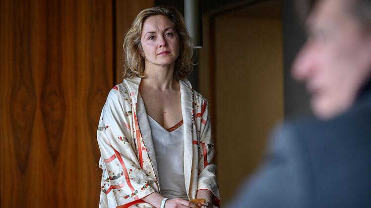 Johann Hellstr&ouml;m (Tobias Moretti) hat sich mit seiner Frau Lucia (Valery Tscheplanowa) in ein smartes alleinstehendes Haus zur&uuml;ckgezogen.