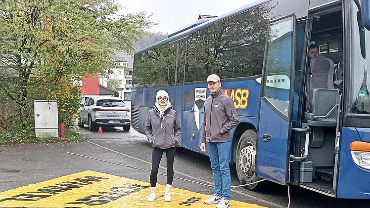 Zwei ADAC-Instruktoren demonstrieren an einem Omnibus den toten Winkel.