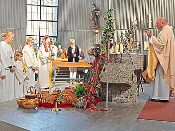 Die Ministrantinnen der Kirchengemeinde Garitz mit Pfarrer Gerd Greier und der Band &bdquo;Ammersbach &amp; Friends&ldquo; (rechts hinten)Christina Scheit