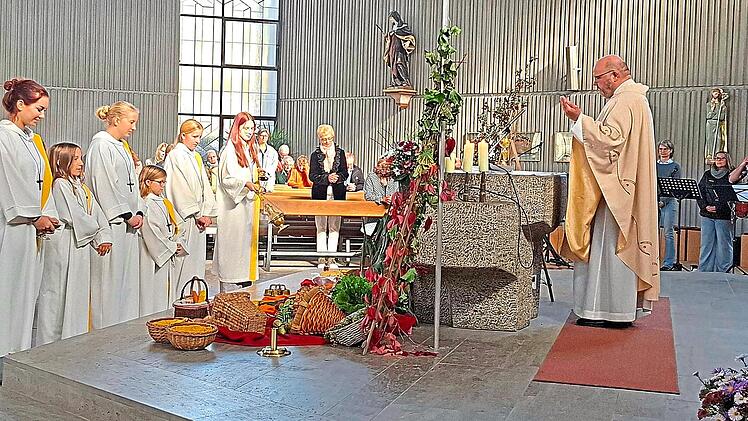 Die Ministrantinnen der Kirchengemeinde Garitz mit Pfarrer Gerd Greier und der Band &bdquo;Ammersbach &amp; Friends&ldquo; (rechts hinten)Christina Scheit