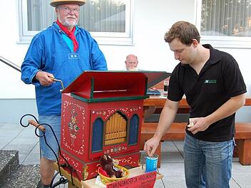 Helmut Hofmann alias "Hessen-Helmut" spielte am Dienstagabend vor dem Gasthaus und Hotel Waldeck in Reith. Die Gäste zeigten sich spendabel und gaben Geld für die Deutsche Krebshilfe. Foto: Günther Straub