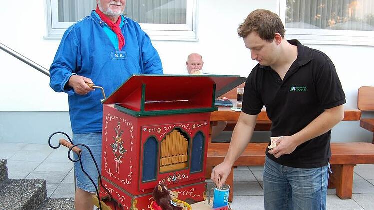 Helmut Hofmann alias "Hessen-Helmut" spielte am Dienstagabend vor dem Gasthaus und Hotel Waldeck in Reith. Die Gäste zeigten sich spendabel und gaben Geld für die Deutsche Krebshilfe. Foto: Günther Straub