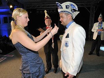 Sonja Bräunlein durfte im Beisein von Franz Binder Michael Tiefel den "Till" umhängen (v. l.). Fotos: Roland Meister