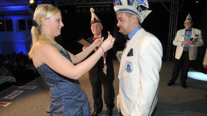 Sonja Bräunlein durfte im Beisein von Franz Binder Michael Tiefel den "Till" umhängen (v. l.). Fotos: Roland Meister