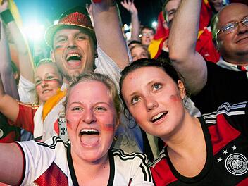 Ausgelassen Freude: Deutsche Fans bejubeln eines der insgesamt sieben Tore.  Foto: dpa