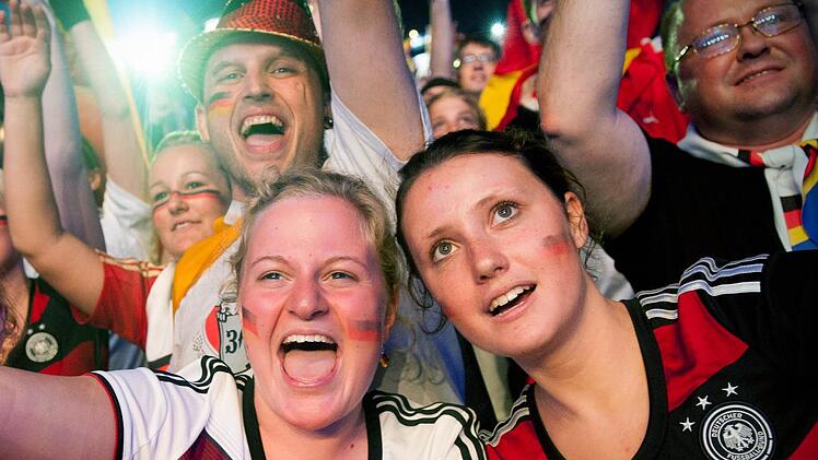 Ausgelassen Freude: Deutsche Fans bejubeln eines der insgesamt sieben Tore.  Foto: dpa