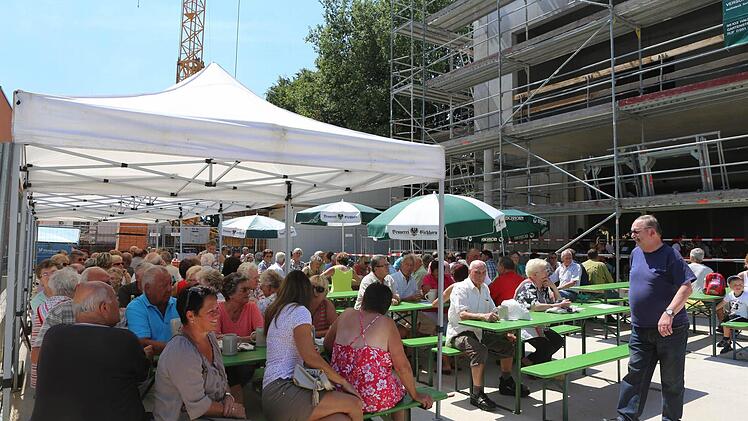 Ein Festtag für Hallstadt: Richtfest an der MarktscheuneAlle Fotos: Barbara Herbst