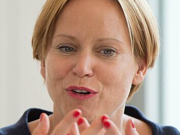Die neue Direktorin des Neuen Museums, Eva-Christina Kraus, gestikuliert am 25.07.2014 während einer Pressekonferenz im Neuen Museum in Nürnberg. Foto: Timm Schamberger/dpa