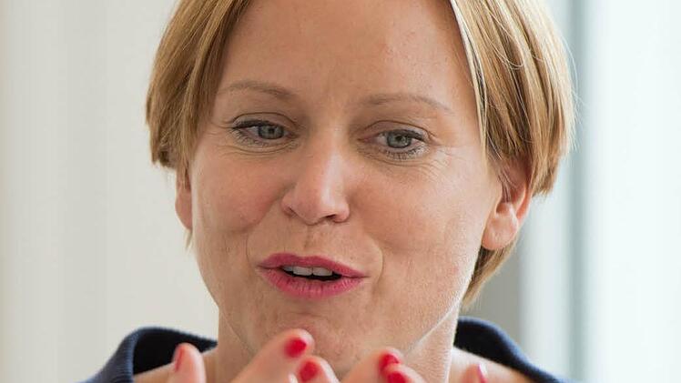 Die neue Direktorin des Neuen Museums, Eva-Christina Kraus, gestikuliert am 25.07.2014 während einer Pressekonferenz im Neuen Museum in Nürnberg. Foto: Timm Schamberger/dpa