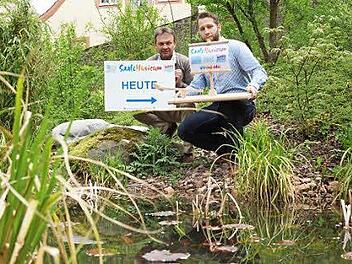 Kuno Holzheimer, künstlerischer Leiter der Bayerischen Musikakademie, und Erdinc Yurdakul aus dem Projektteam des Saale-Musicums zeigen die neuen Werbemittel. Foto: Arkadius Guzy