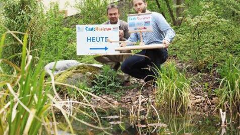 Kuno Holzheimer, künstlerischer Leiter der Bayerischen Musikakademie, und Erdinc Yurdakul aus dem Projektteam des Saale-Musicums zeigen die neuen Werbemittel. Foto: Arkadius Guzy