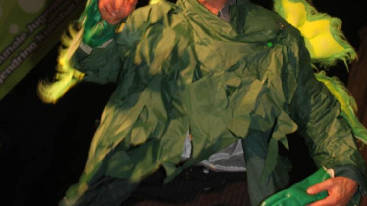 Manfred Kessler schlüpfte in die verschiedenen Rollen - am Ende wurde der Feuerdrache besiegt.