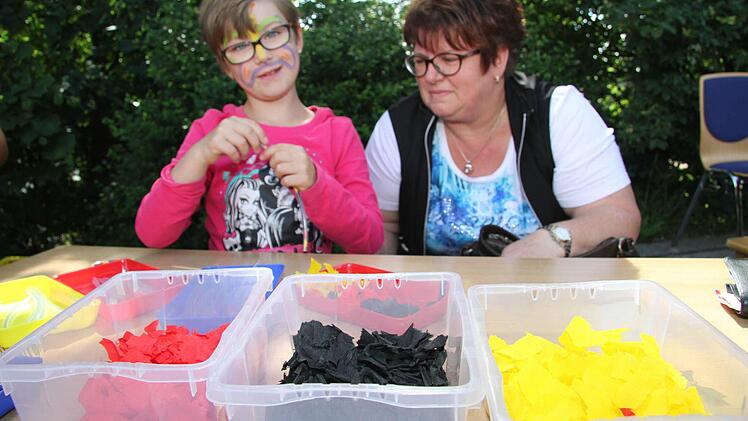 An einer Spielstation konnten die Kinder Deutschland-Armbänder basteln.