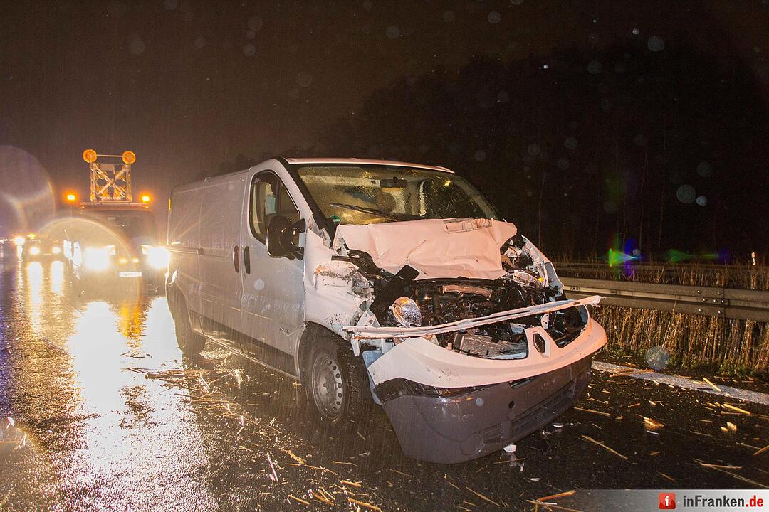 Achsbruch führt zur Vollsperrung – Sieben Fahrzeuge durch herumfliegende Ladung beschädigt