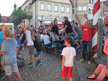 Die Stimmung war bestens vor und auf den Bühnen, dennoch ging es friedvoll zu in der ersten Nacht des Eberner Altstadtfestes.Fotos: Ralf Kestel