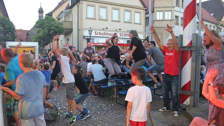 Die Stimmung war bestens vor und auf den Bühnen, dennoch ging es friedvoll zu in der ersten Nacht des Eberner Altstadtfestes.Fotos: Ralf Kestel