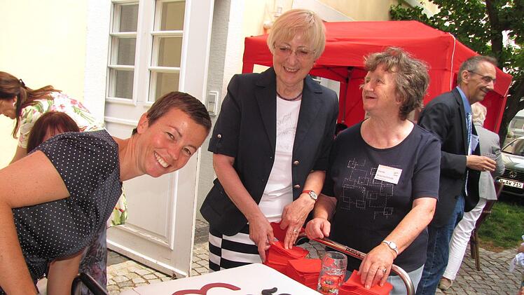 Eine Geburtstagstorte darf bei der 25-Jahr-Feier des Mehrgenerationenhauses der Arbeiterwohlfahrt nicht fehlen. Von links: Liane Blietzsch, sowie Angelika Beilein und Heidemarie Braunschmidt vom Seniorenbeirat Foto: Martin Koch