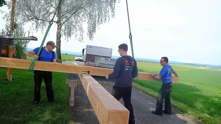 Zimmerer Christian Kohlhepp installierte rechtzeitig das mächtige Holzkreuz mit dem Baukran. Foto: Gerd Schaar