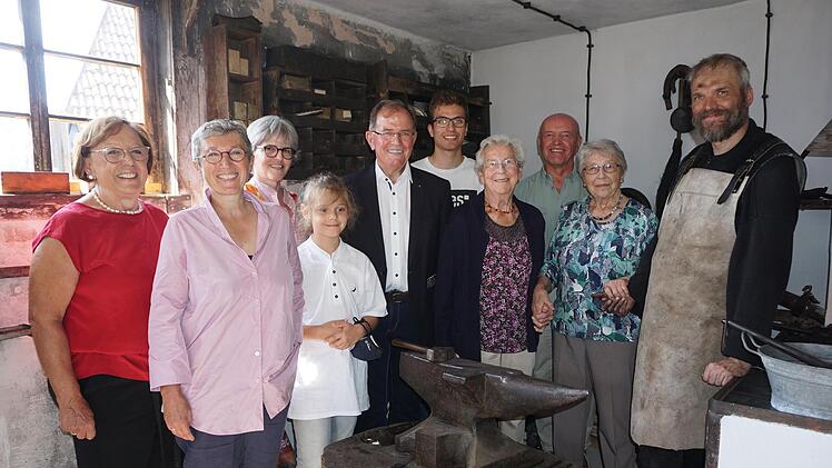Bezirksrätin Karin Renner (von links), Museumsleiterin Ariane Weidlich, Regina Dechert, Felix Hofmann (Urenkel von Eugen Hofmann), Bezirkstagspräsident Erwin Dotzel, Alexander Hofmann (Urenkel von Eugen Hofmann), Helene Hofmann, Landrat Thomas Hab...
