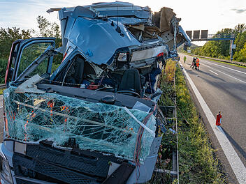 Sattelzug prallt auf A70 gegen Stahltr&auml;ger von Schilderbr&uuml;cke - F&uuml;hrerhaus v&ouml;llig zerst&ouml;rt