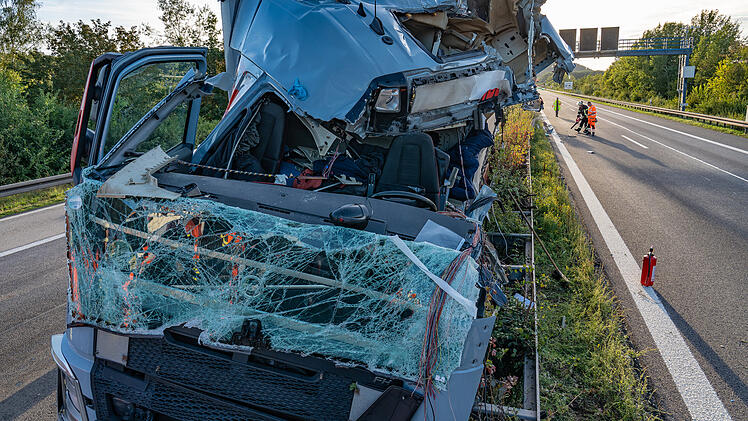Sattelzug prallt auf A70 gegen Stahltr&auml;ger von Schilderbr&uuml;cke - F&uuml;hrerhaus v&ouml;llig zerst&ouml;rt