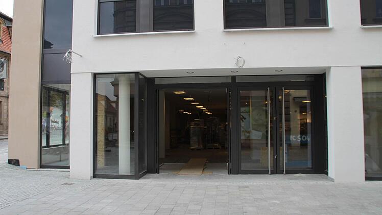 Der Eingang zum neuen Modehaus