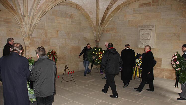 Mehrere Abordnungen legten Kränze nieder.