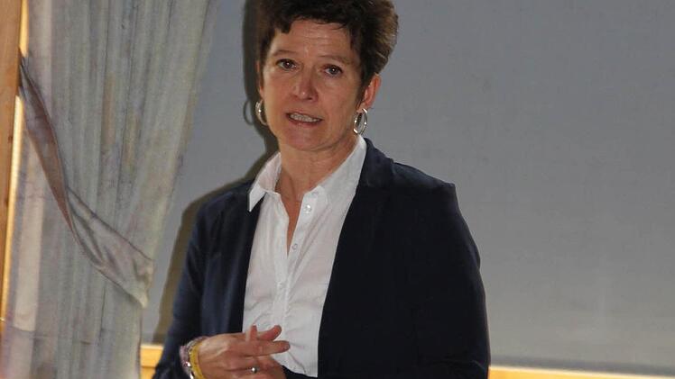 Sibylle Kneuer stellte neue Konzeption für das "Kunststück" ab 2015 vor: Kunstmesse in Eltmann oder Kunstaustellung der Sparkassengalerie samt einem ausgelobten Preis für ein Kunstwerk in Höhe von 2000 Euro.