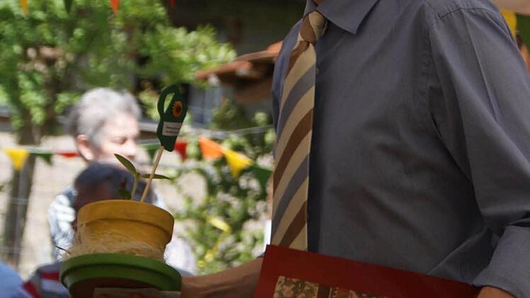 Bürgermeister Tobias Ehrlicher bekam eine Sonnenblume. Foto: Stefanie Karl