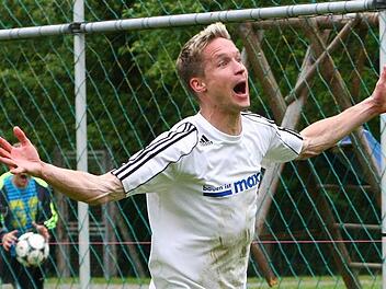 Er kam, sah und siegte. Spielertrainer Markus Taschner führte den SSV Kasendorf erstmals in die Landesliga. Das entscheidende Tor im vorletzten Saisonspiel gegen den TSV Thiersheim köpfte er höchstpersönlich und schreit seine Freude darüber lauthals heraus. Foto: Monika Limmer