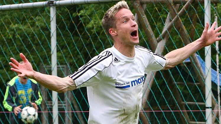 Er kam, sah und siegte. Spielertrainer Markus Taschner führte den SSV Kasendorf erstmals in die Landesliga. Das entscheidende Tor im vorletzten Saisonspiel gegen den TSV Thiersheim köpfte er höchstpersönlich und schreit seine Freude darüber lauthals heraus. Foto: Monika Limmer