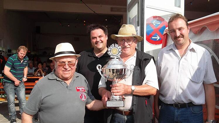 Die Schlepperfreunde Schmölz gewannen den Dieter Reinhard-Wanderpokal. Foto: privat