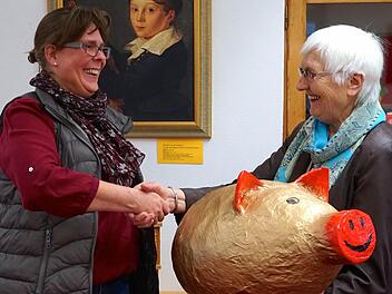 Die Leiterin der Musikschule, Daniela Wagner, freute sich über das mit 900 Euro gemästete goldene Sparschwein, das ihr Jubilarin Sieglinde Leiding überreichte. Foto: Musikschule