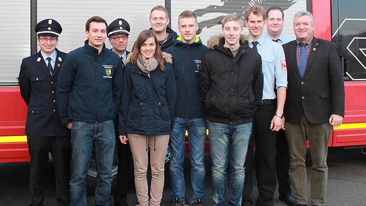 Die neuen bei der Feuerwehr im Kreis der "alten Hasen" und der Vertreter der Stadt.