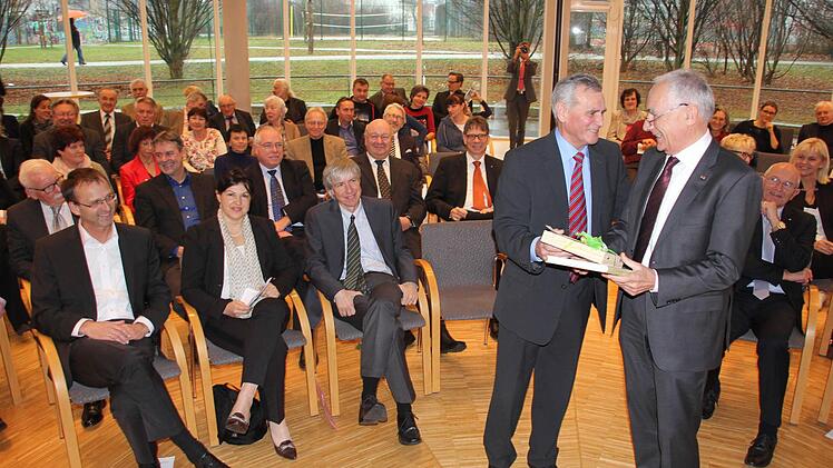 Landrat Oswald Marr dankte Vorsitzendem Rainer Kober (rechts) für dessen Engagement. Mit im Bild ein Teil der Ehrengäste sowie die Redner (vorne, von links): Michael Pötzl, Angela Hofmann und Thomas Engel.  Foto: Friedwald Schedel