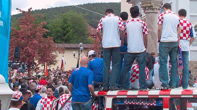 Impressionen vom Empfang der kroatischen Nationalmannschaft am 5. Juni 2006 in Bad Brückenau. Foto: Ralf Ruppert/Archiv Saale-Zeitung