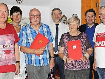 Der SPD-Ortsverein Itzgrund ehrte treue Mitglieder: (von links) Bürgermeister Werner Thomas, Landtagsabgeordnete Susann Biedefeld, Dieter Müller, Landrat Michael Busch, Ella Förtsch, SPD-Kreisvorsitzender Carsten Höllein und SPD-Ortsvereinsvorsitzender Jürgen Alt. Foto: SPD-Ortsverein
